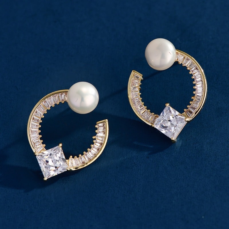 C geometric pearl earrings