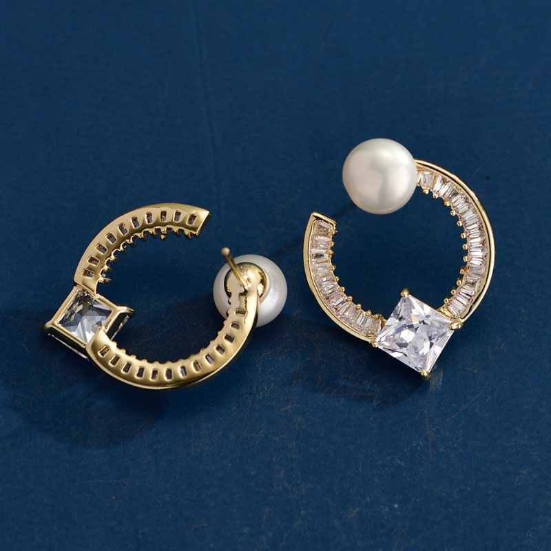 C geometric pearl earrings
