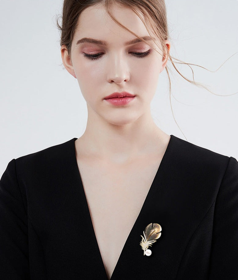 Broche rose en plumes de paon