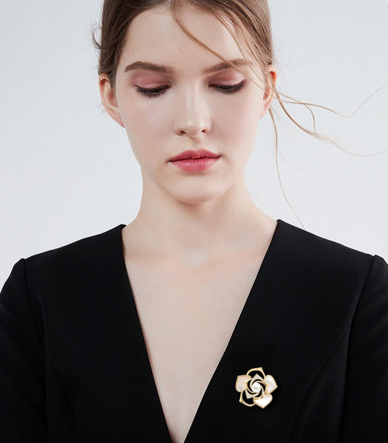 Vintage-fashion-simple-natural-pearl-golden-camellia-luxury-ladies-wedding-suit-lapel-design-diamond-brooch-pin