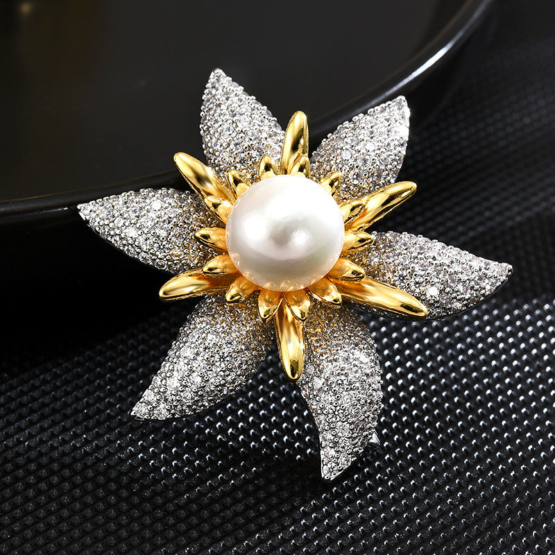 Six-leaf flower pearl brooch