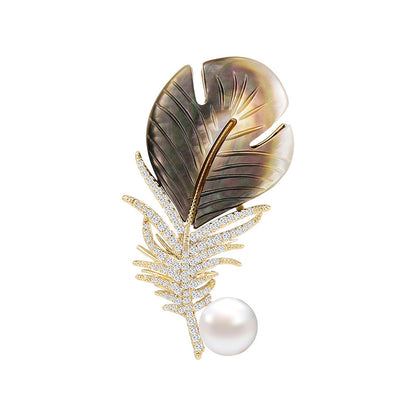 Broche rose en plumes de paon